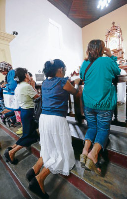 Primeros peregrinos rezan a virgen de Suyapa