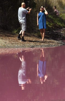 FOTOS: El extraño lago rosado que se ha convertido en un atractivo turístico en Australia