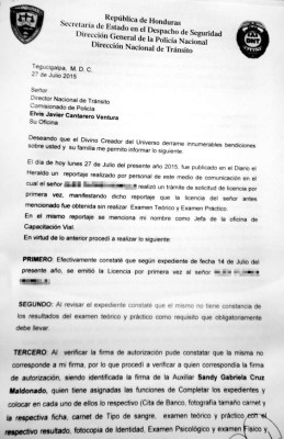 Una secretaria, delegada para firmar notas de pruebas de manejo
