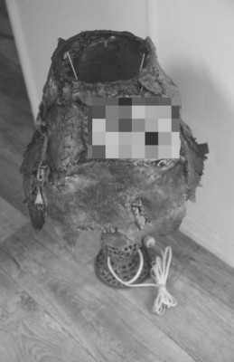 Collar de narices, cinturón de pezones y lámpara de piel humana: Artesanías que hacía un asesino con restos de sus víctimas (FOTOS)