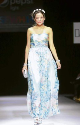 Delicadas prendas que emergen del jardín a la pasarela