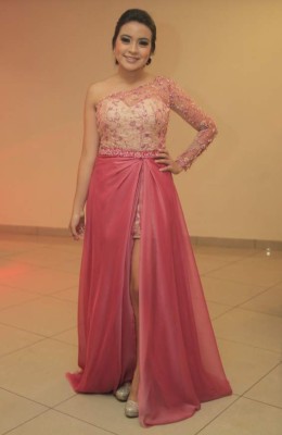 Encajes y pedrería iluminaron las prom