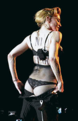 Madonna hace striptease en Roma