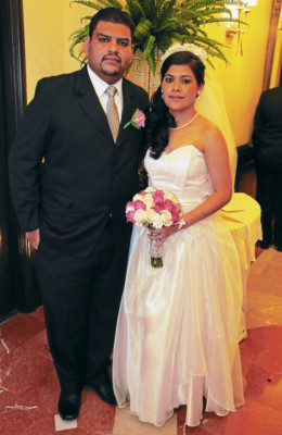 En inolvidable ceremonia unen sus vidas ante Dios