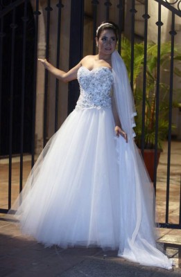 Romanticismo bordado en la silueta femenina