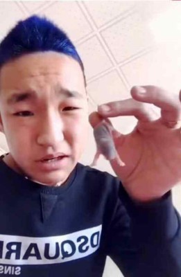 Joven se filma intentado comerse un ratón y no es lo único que hizo