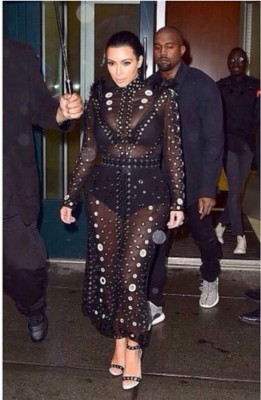 Vestido de Kim Kardashian se quema en pleno evento
