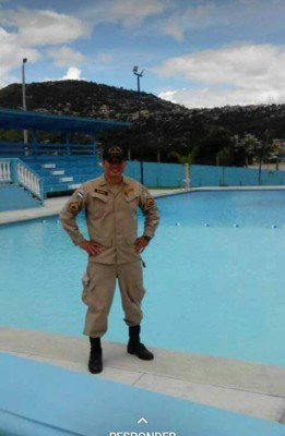 FOTOS: Los recuerdos que dejó en su escritorio el bombero hondureño Óscar Madrid