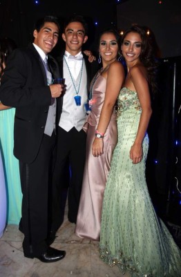 Glamour en la fiesta prom de la Americana