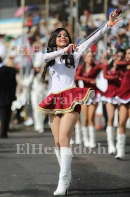 Allison Sánchez, la palillona que impactó en los desfiles patrios de Honduras