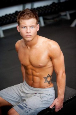 El radical cambio del niño de la película Stuart Little