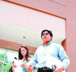 Víctor Fernández presentó la solicitud en el MP.