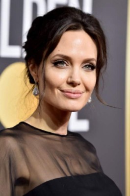 Angelina Jolie llegó acompañada de un apuesto joven a los Globos de Oro 2018