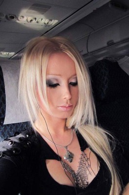 'Barbie humana' asusta a seguidores filmándose de forma extraña