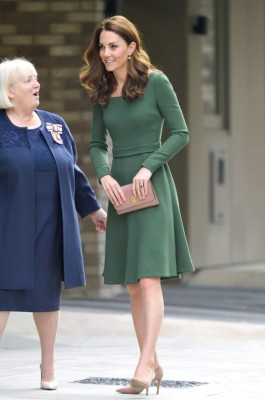 FOTOS: Los mejores looks de Meghan Markle y Kate Middleton que imponen moda en la realeza