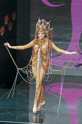 Espléndido show en trajes típicos