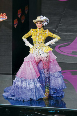 Espléndido show en trajes típicos