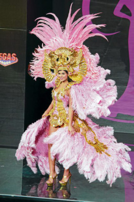 Espléndido show en trajes típicos