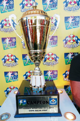 Fiesta del fútbol con la Copa de la final hondureña