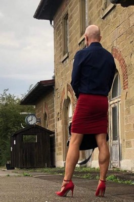 Mark Bryan, el hombre que rompe estereotipos con faldas y tacones (FOTOS)