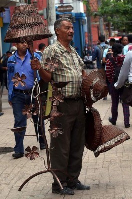Don Jesús, pionero del arte del mimbre y metal