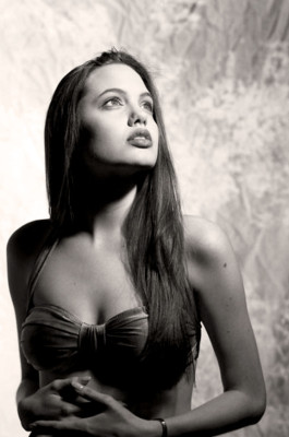 Fotos sensuales de Angelina Jolie a los 16