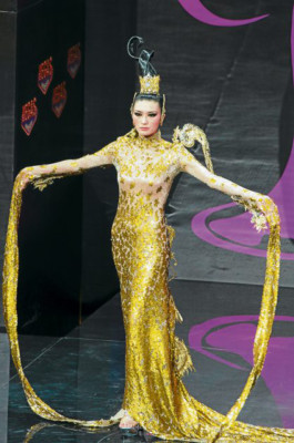 Espléndido show en trajes típicos