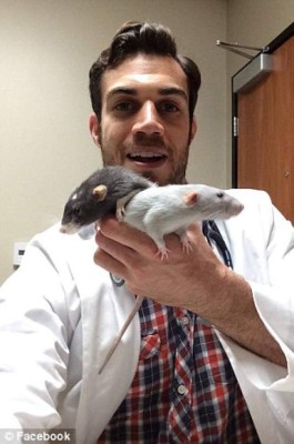 Guapísimo veterinario posa con animales y enamora a las redes