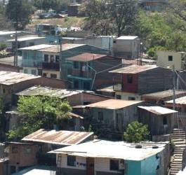 Ante la necesidad de vivienda, a los capitalinos no les queda otra opción que construir sobre las casas o en los mismos terrenos de sus familiares.