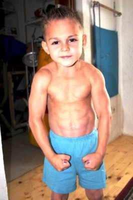 Los niños musculosos: Impactantes fotos generan duras críticas en las redes sociales