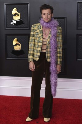 Flores, plumas y esqueletos: los peor vestidos de los Grammy 2021