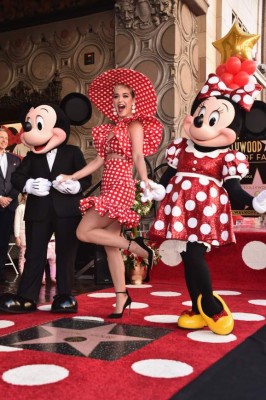 Minnie recibe estrella de la fama en Hollywood, 40 años después que Mickey Mouse