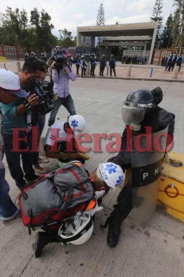 Las imágenes que no viste de la batalla entre el MEU y policías en la UNAH