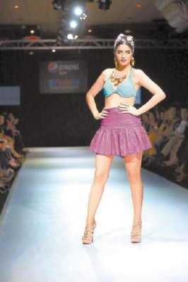 Colorido desfile inspirado en las etnias de Honduras