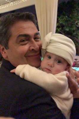 Juan Orlando Hernández muestra su faceta como abuelo