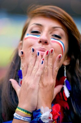 Bellezas mundialistas engalanan estadios y calles