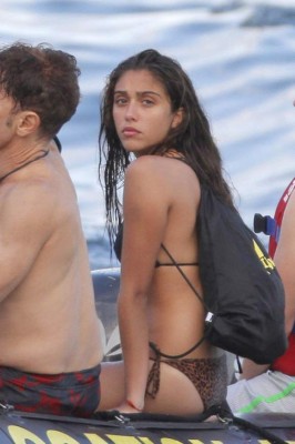 Captan a hija de Madonna drogándose en sexy bikini