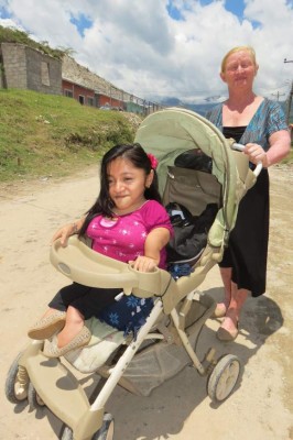 Joven brillante vence con esfuerzo su discapacidad