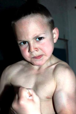 Los niños musculosos: Impactantes fotos generan duras críticas en las redes sociales