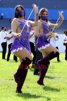 Bellas y deslumbrantes, así retornaron las palillonas a los desfiles (FOTOS)