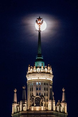 Las espectaculares imágenes que nos deja la Superluna rosa