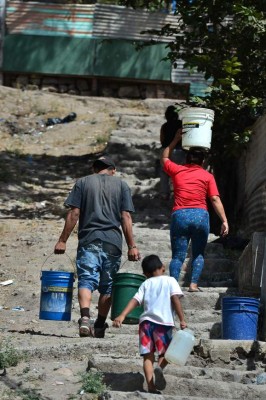 FOTO: Inicia distribución de agua en la capital de Honduras ante posible sequía
