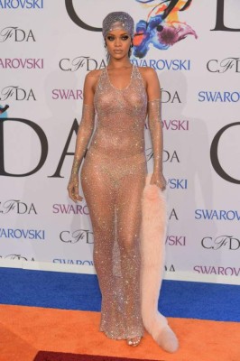&nbsp;Rihanna recibe premio con vestido transparente