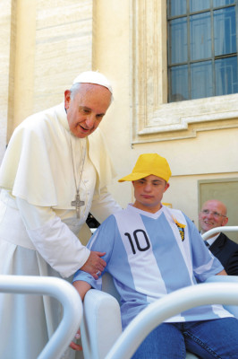Papa Francisco abraza a una niña hondureña
