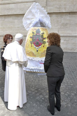 Regalan al Papa un huevo de pascua gigante