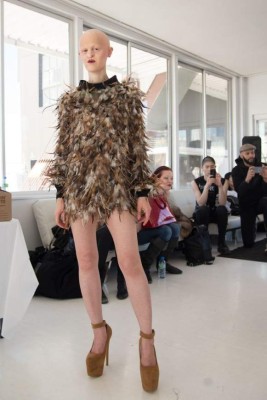 Modelo con inusual apariencia rompe estereotipos de belleza