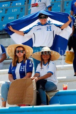 Hermosas hondureñas adornan el Olímpico de SPS en el duelo ante EEUU