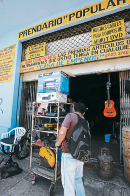 Capitalinos comienzan a invadir las casas de empeño