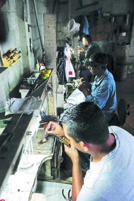 Don Óscar, el artista que hace joyas con radiografías