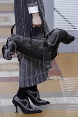 Los extravagantes modelos del desfile de moda otoño-invierno 2019 en Paris